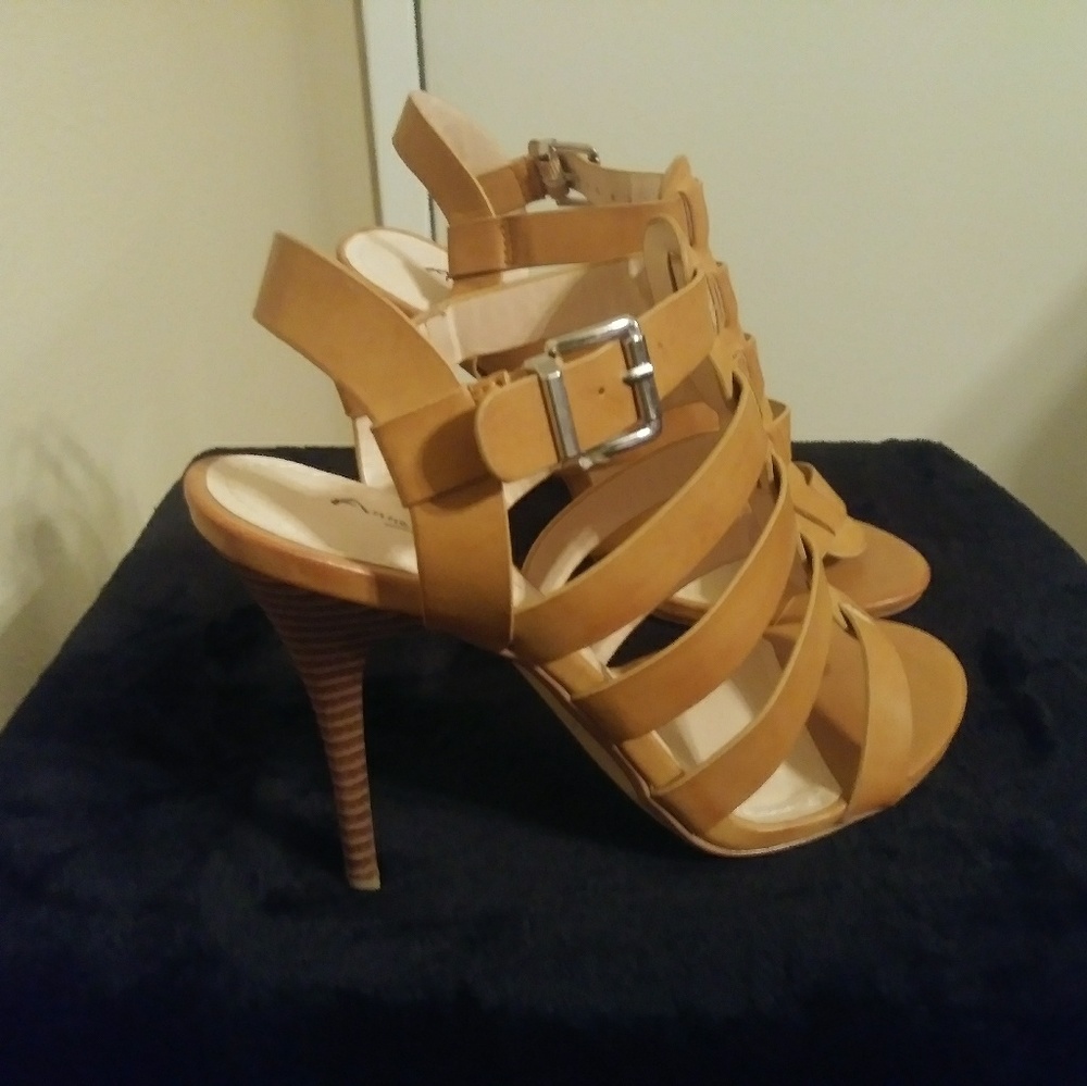 3/$18 NWOT Strapped up brown high heel